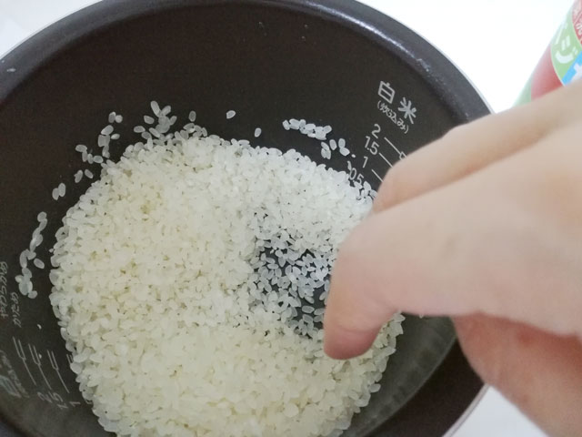 ベジセーフをスプレーしたお米をかきまぜる